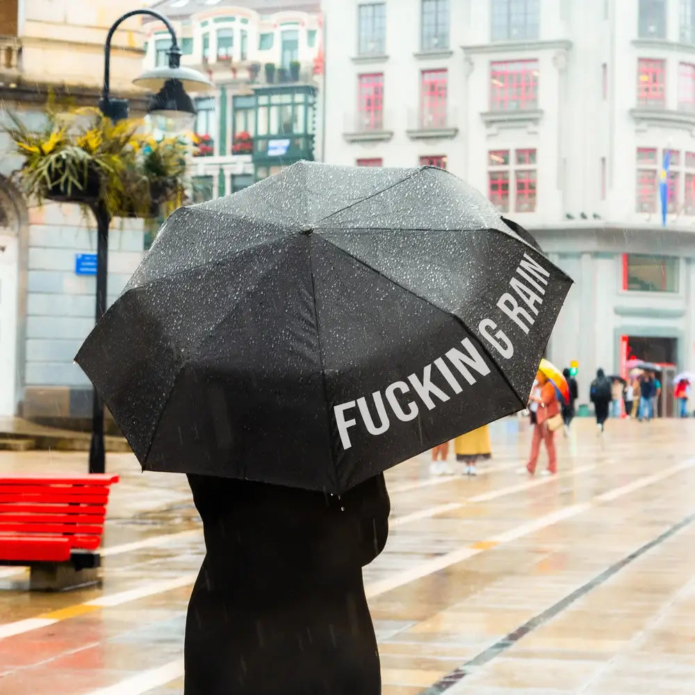 Parapluie Fucking Rain prêt à affronter météo capricieuse, clin d’œil fun