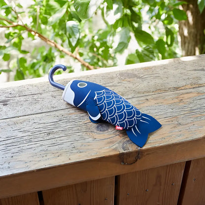 Parapluie koi bleu avec motifs écailles blancs et culture japonaise soignée