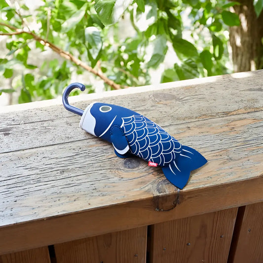 Parapluie koi bleu avec motifs écailles blancs et culture japonaise soignée