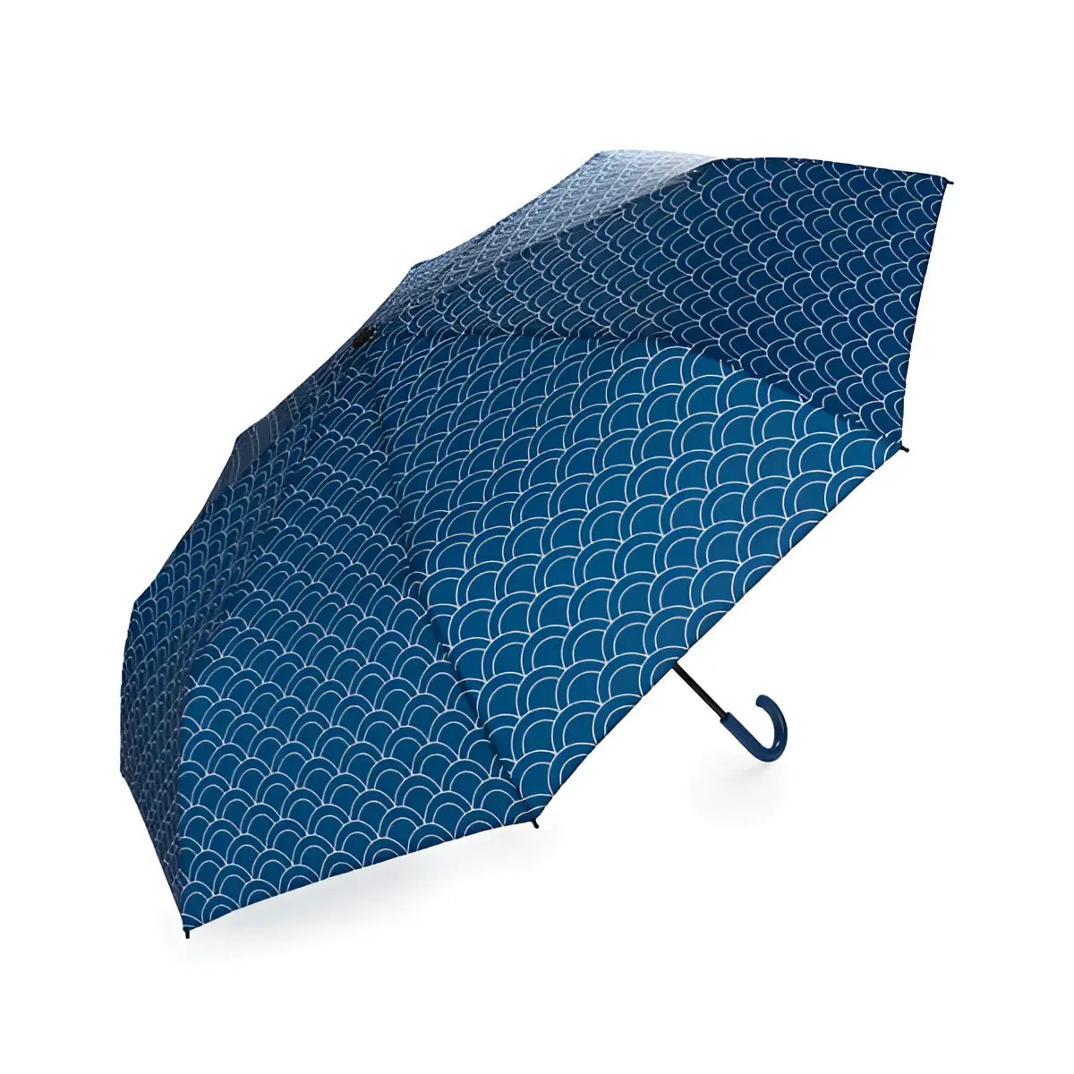Parapluie koi bleu marine avec motifs coquilles blanches et culture japonaise soignée