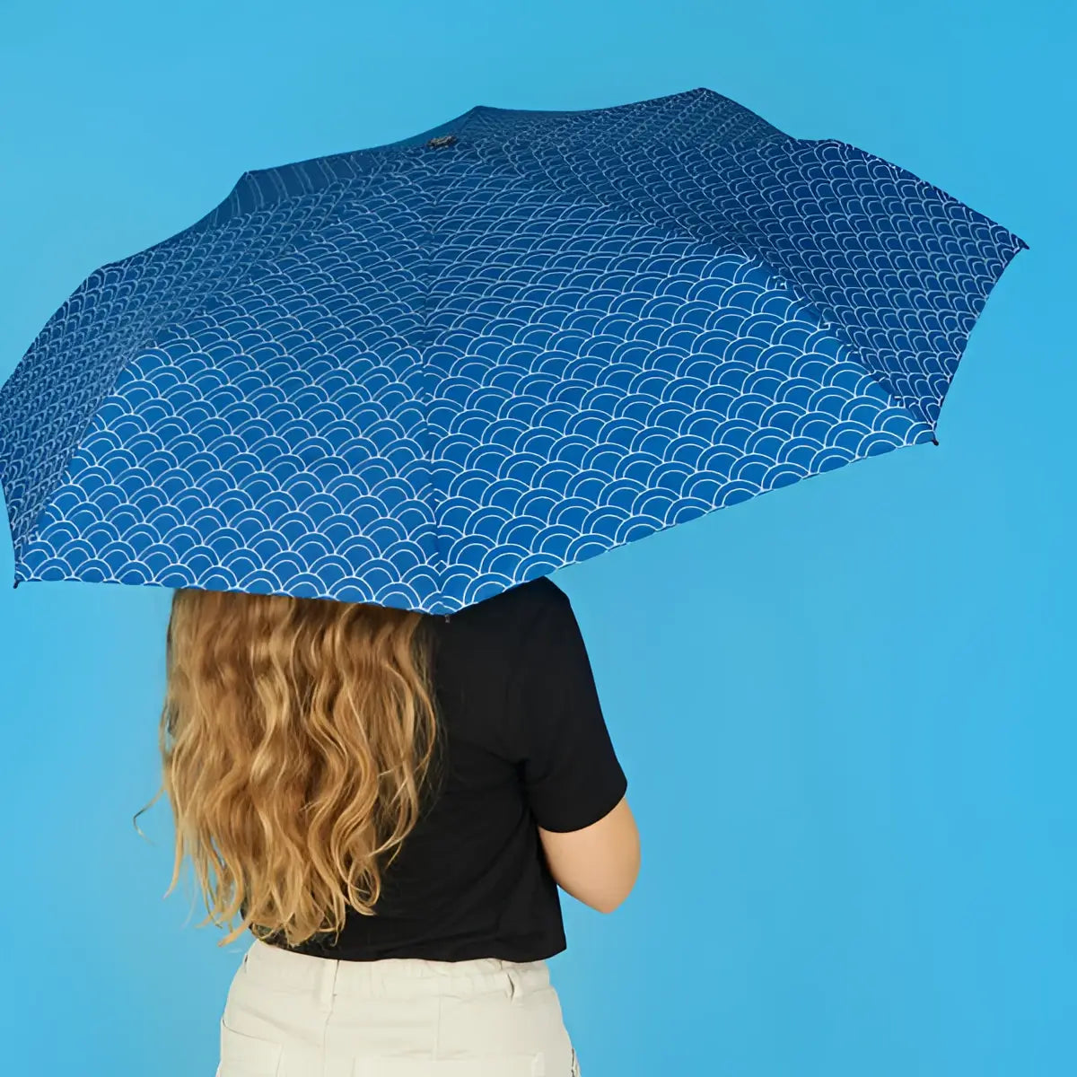 Parapluie koi bleu avec motif blanc coquille et détails soignés culture japonaise