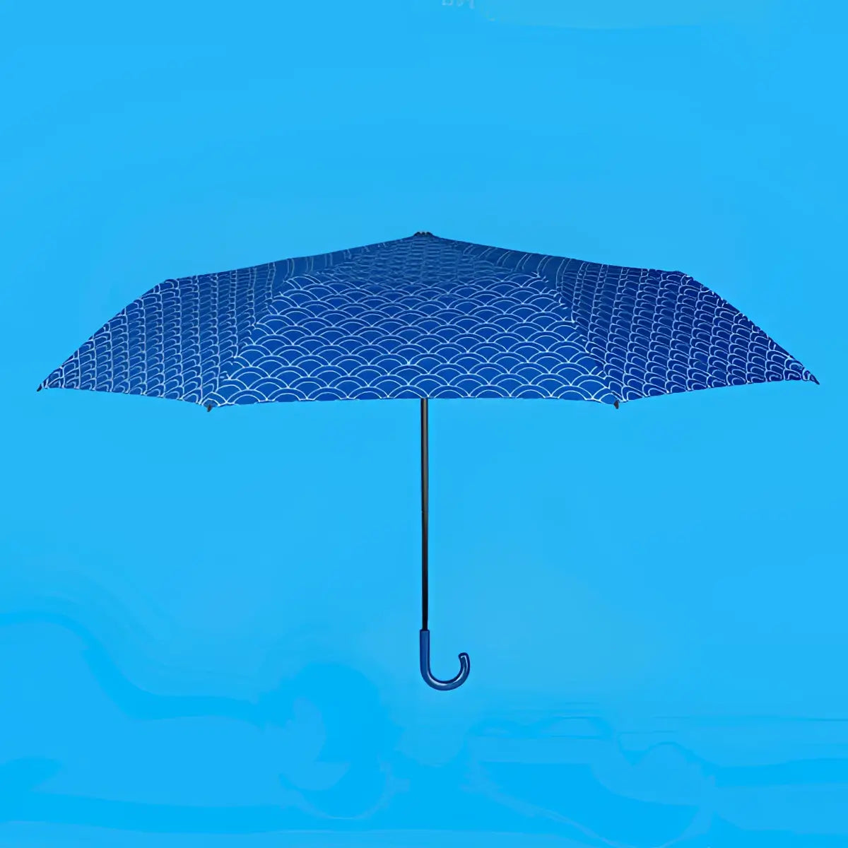 Parapluie koi bleu avec motifs vagues blanches et culture japonaise soignée