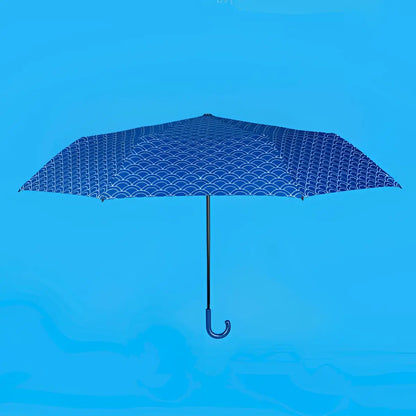 Parapluie koi bleu avec motifs vagues blanches et culture japonaise soignée