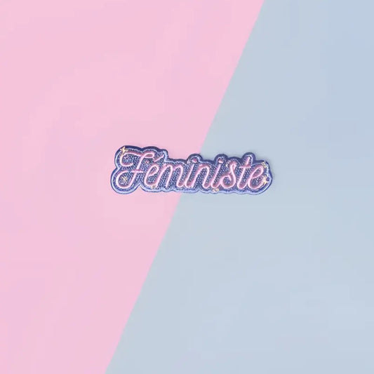 Écusson féministe glittery avec design coloré et bordure violette pour ton style