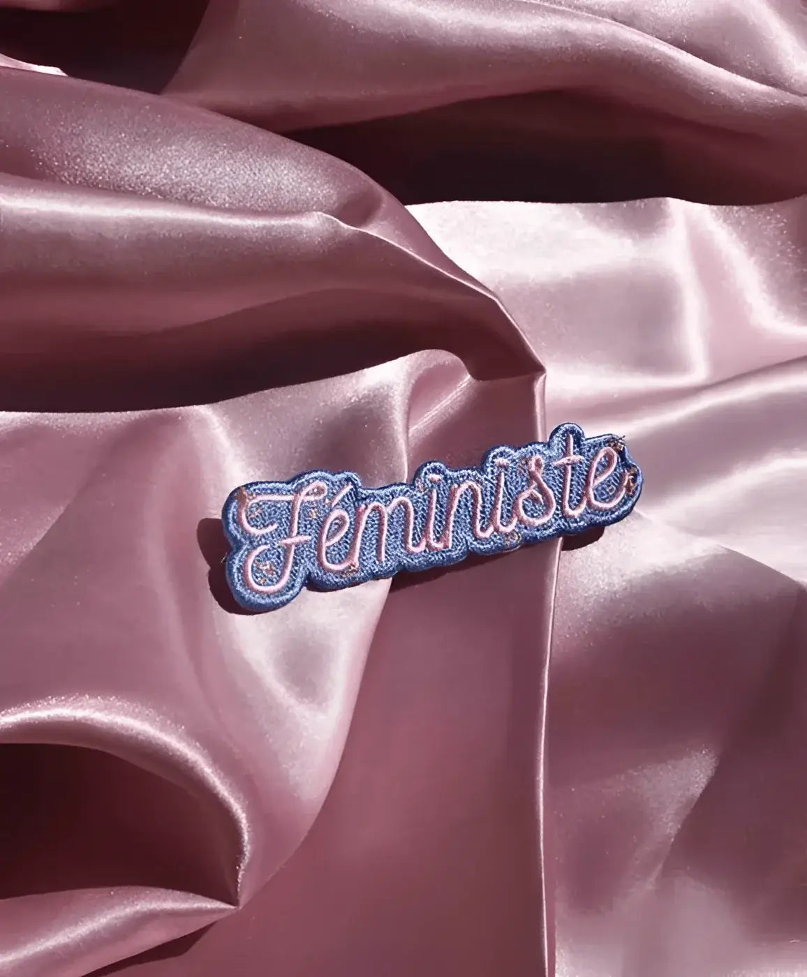 Écusson féministe brodé Féministe en fil rose sur fond bleu coloré