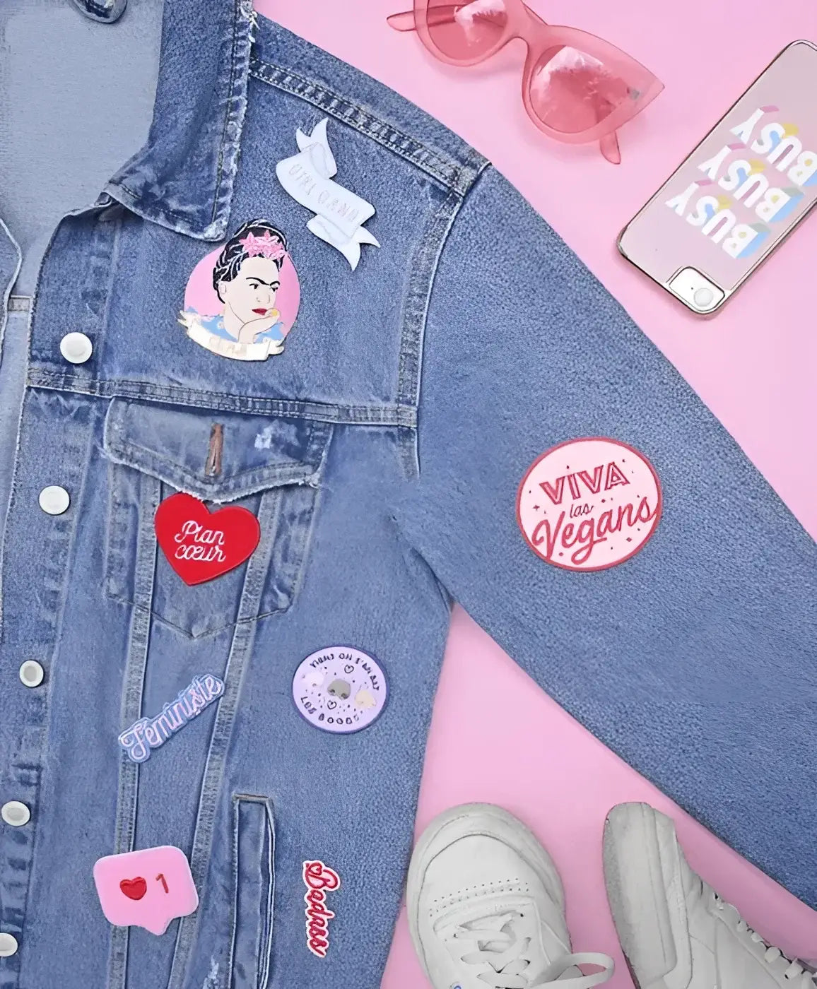Veste en jean bleu clair avec écusson féministe, patch coloré et détails scintillants