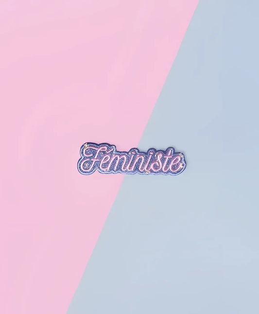 Écusson féministe avec détails scintillants et bordure violette
