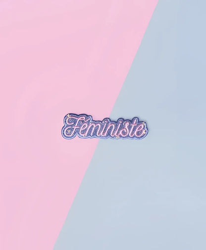 Écusson féministe avec détails scintillants et bordure violette