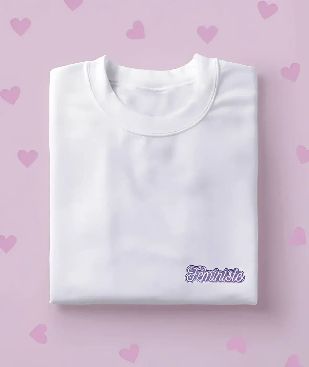 T-shirt blanc plié avec écusson féministe Féministe en violet scintillant