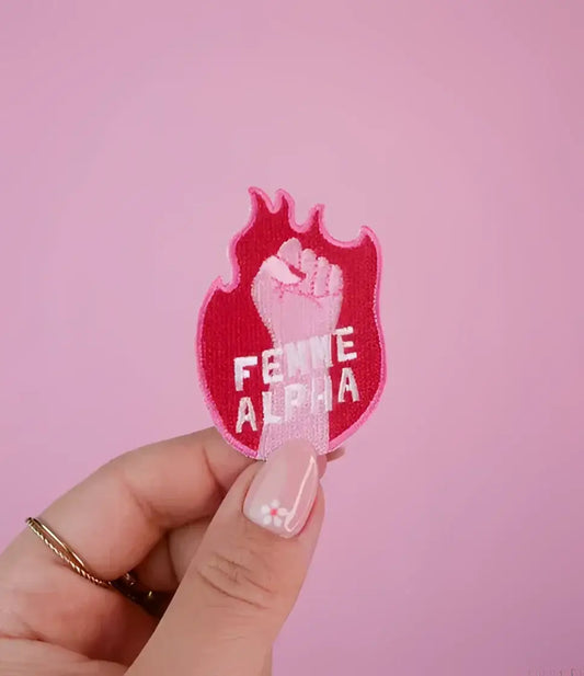 Patch thermocollant femme alpha en couleurs vibrantes, poing levé en flamme rose