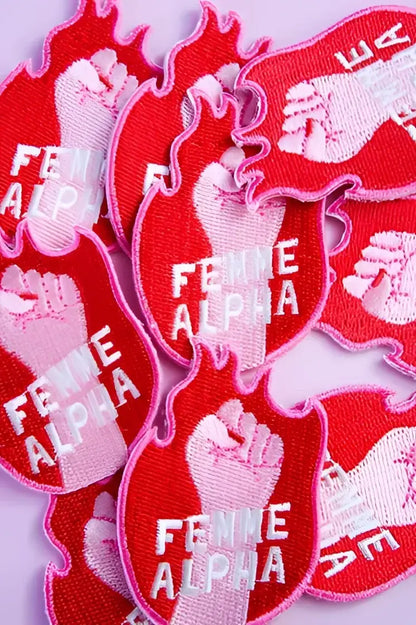 Patch thermocollant Femme Alpha en rouge et rose, poing levé vibrant pour mode urbaine