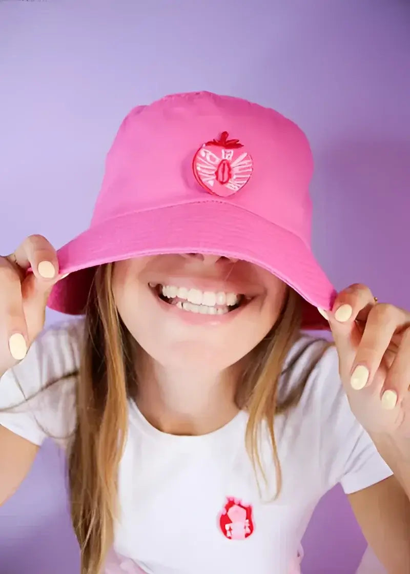 Chapeau seau rose vibrant avec patch thermocollant Viva la vulva en forme de fraise