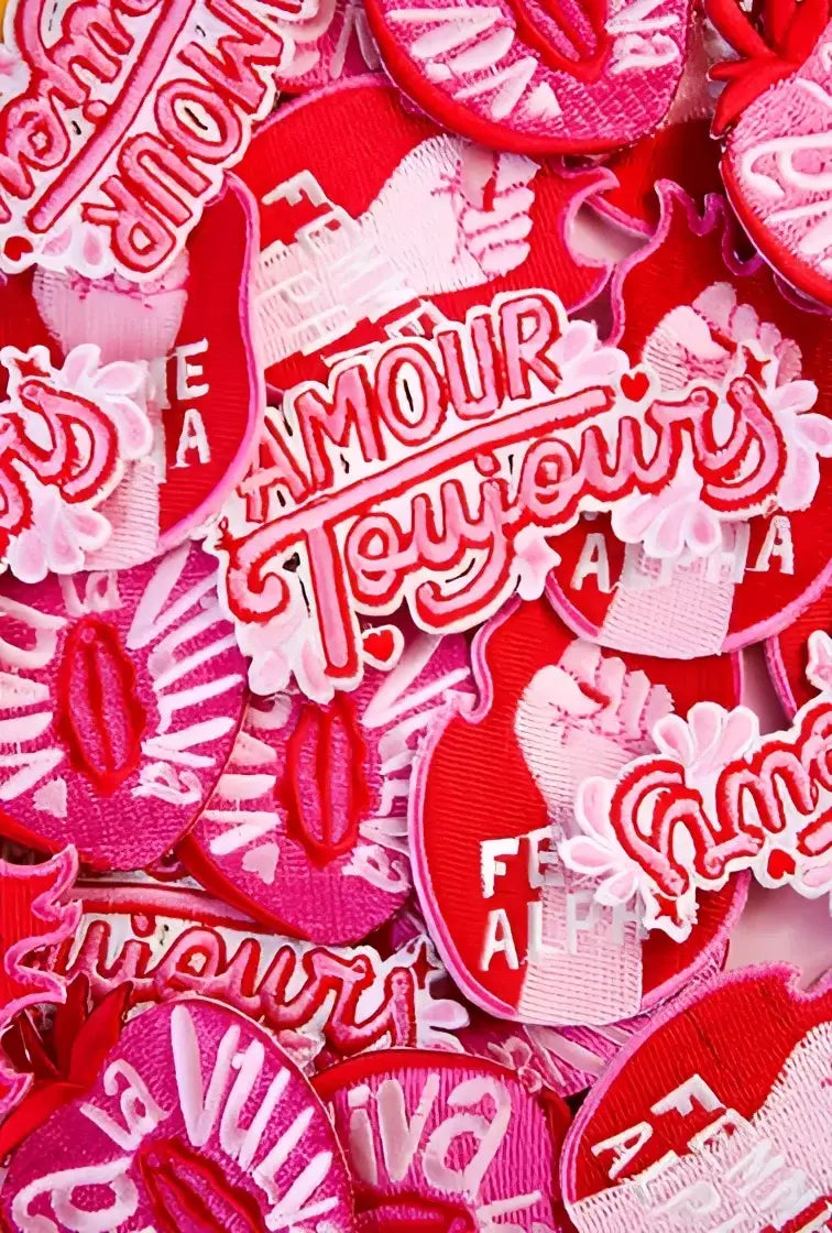 Patch thermocollant Viva la vulva avec amour toujours en script fleuri rose et rouge