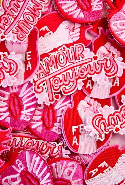 Patch thermocollant Viva la vulva avec amour toujours en script fleuri rose et rouge