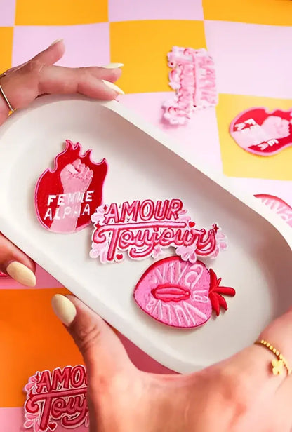 Ensemble de 3 épingles émaillées rose et rouge : poing flaming, amour toujours, lèvres stylisées. Patch thermocollant Viva la vulva