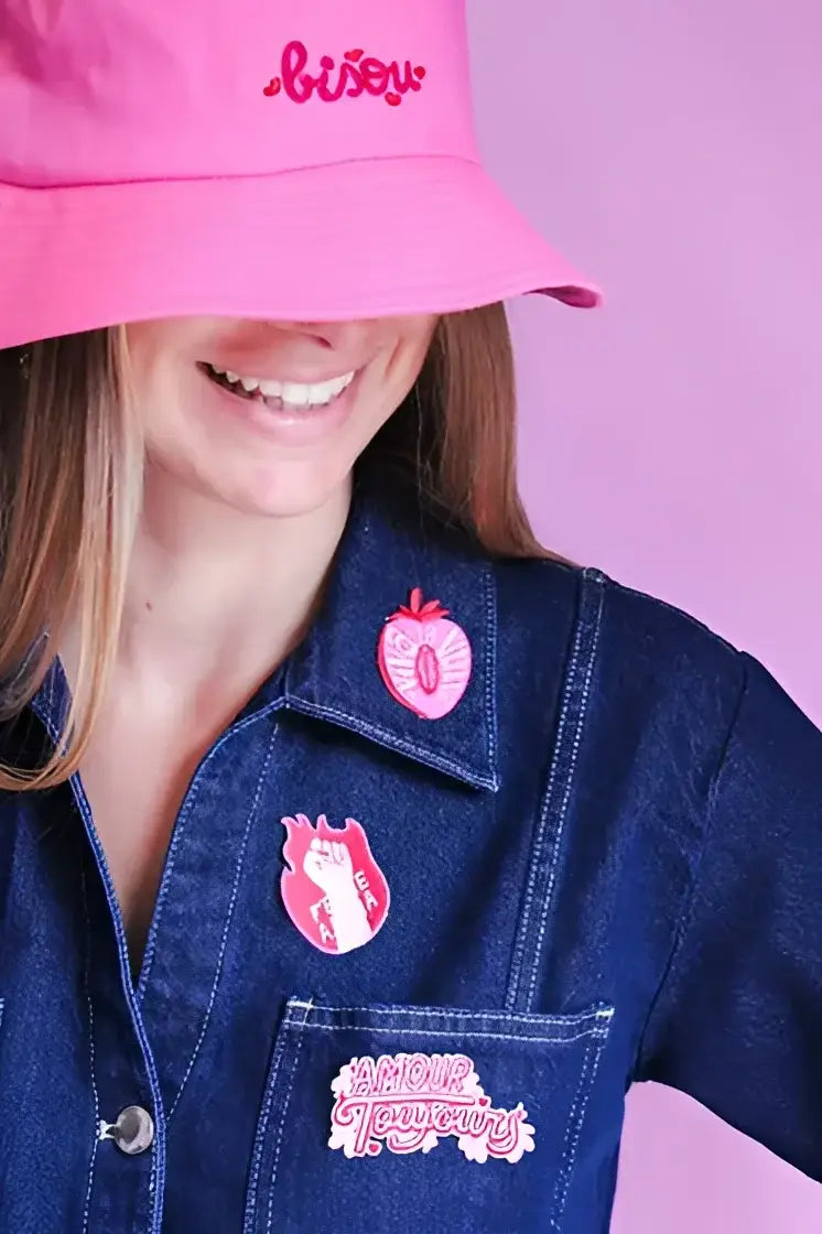 Écusson thermocollant Viva la Vulva : pin rose fraise sur veste denim