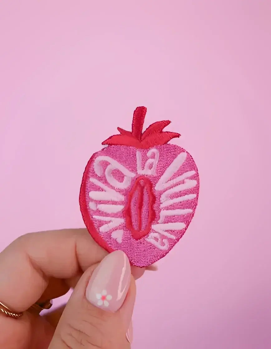 Patch thermocollant Viva la vulva rose vif avec fraise brodée et texte viva la vida