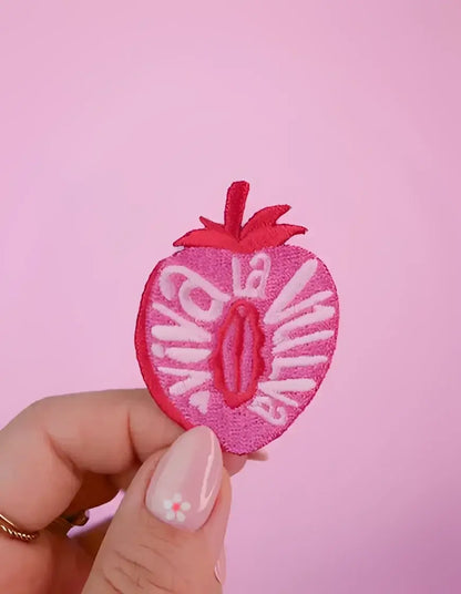 Patch thermocollant Viva la vulva rose vif avec fraise brodée et texte viva la vida