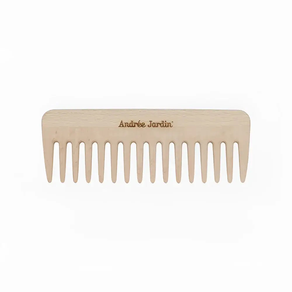 Peigne démêlant en bois de hêtre clair à dents larges pour soin cuir chevelu et brillance naturelle