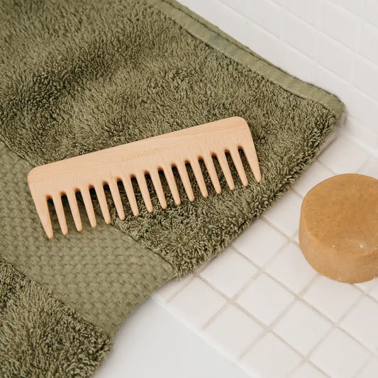 Peigne démêlant en bois de hêtre pour soin cuir chevelu et brillance naturelle