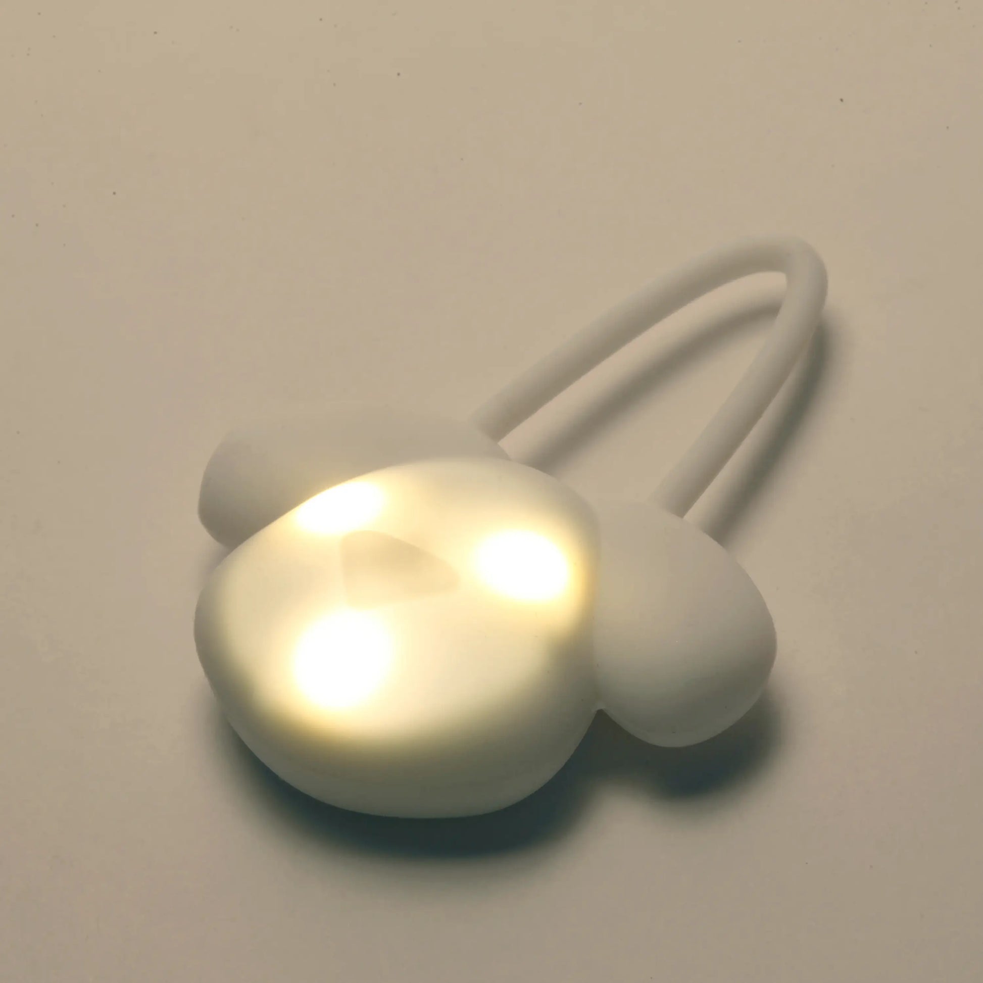 Pendentif lumineux ours blanc silicone LED yeux ronds glow élégance