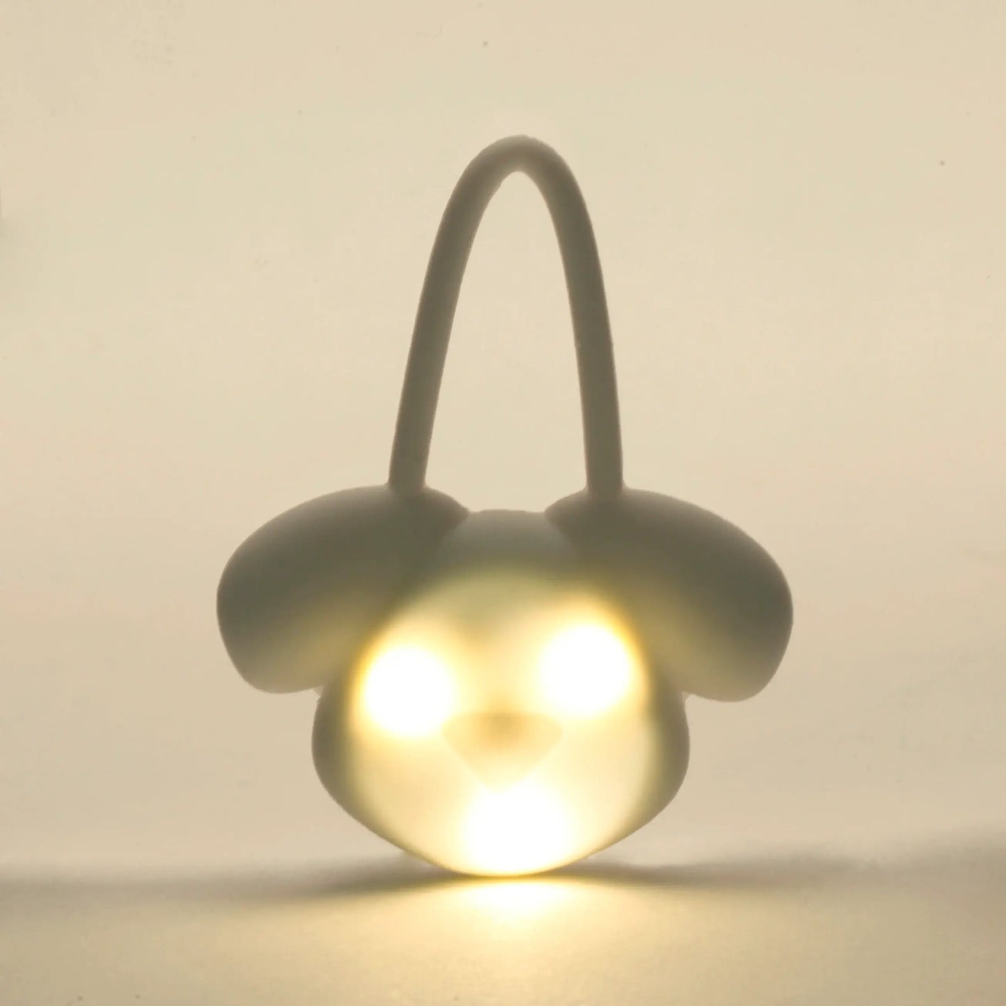 Pendentif lumineux chien gris pelucheux aux yeux glow