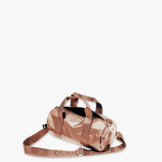 Mini sac weekender en métal rose gold avec bandoulière et poignées, parfait pour voyager