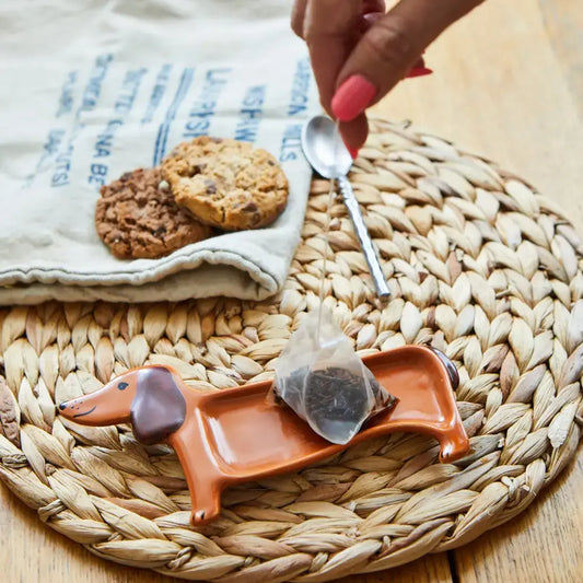 Petit vide poche teckel en céramique orange, repose-sachet ludique