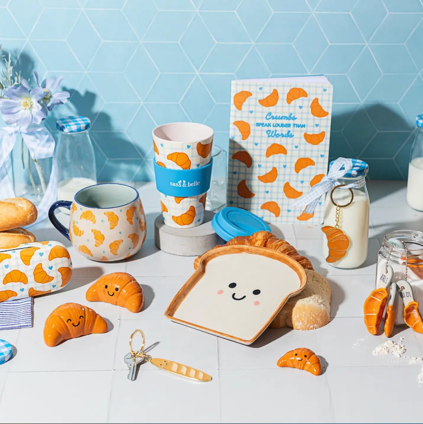 Assiette tranche en céramique blanche mignonne avec sourire et joues roses, touche d’humour pour univers déco