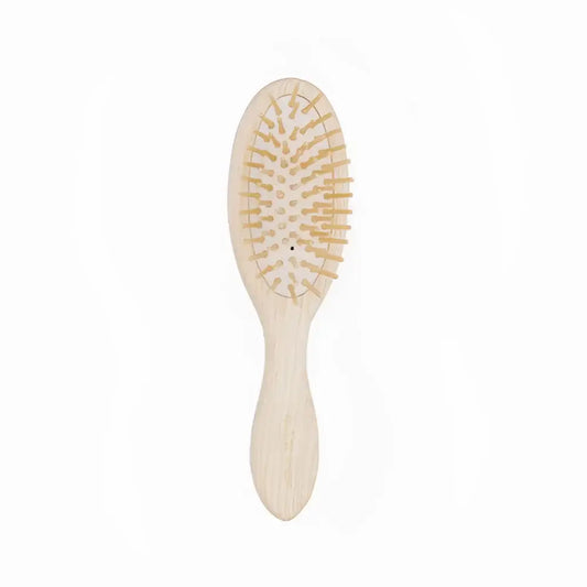 Brosse démêlante naturelle en bois avec poils clairs pour routine capillaire