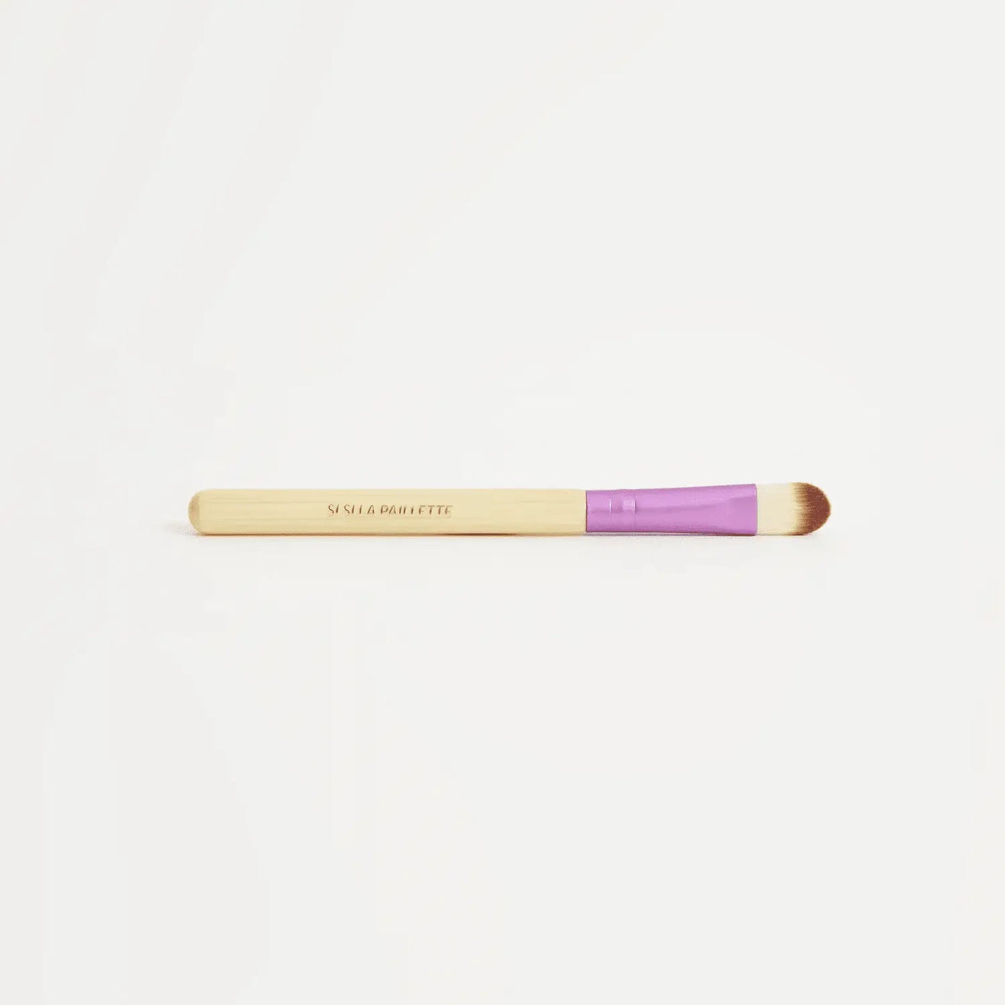 Pinceau en bambou fin aux poils bruns et ferrule violet pour routine maquillage
