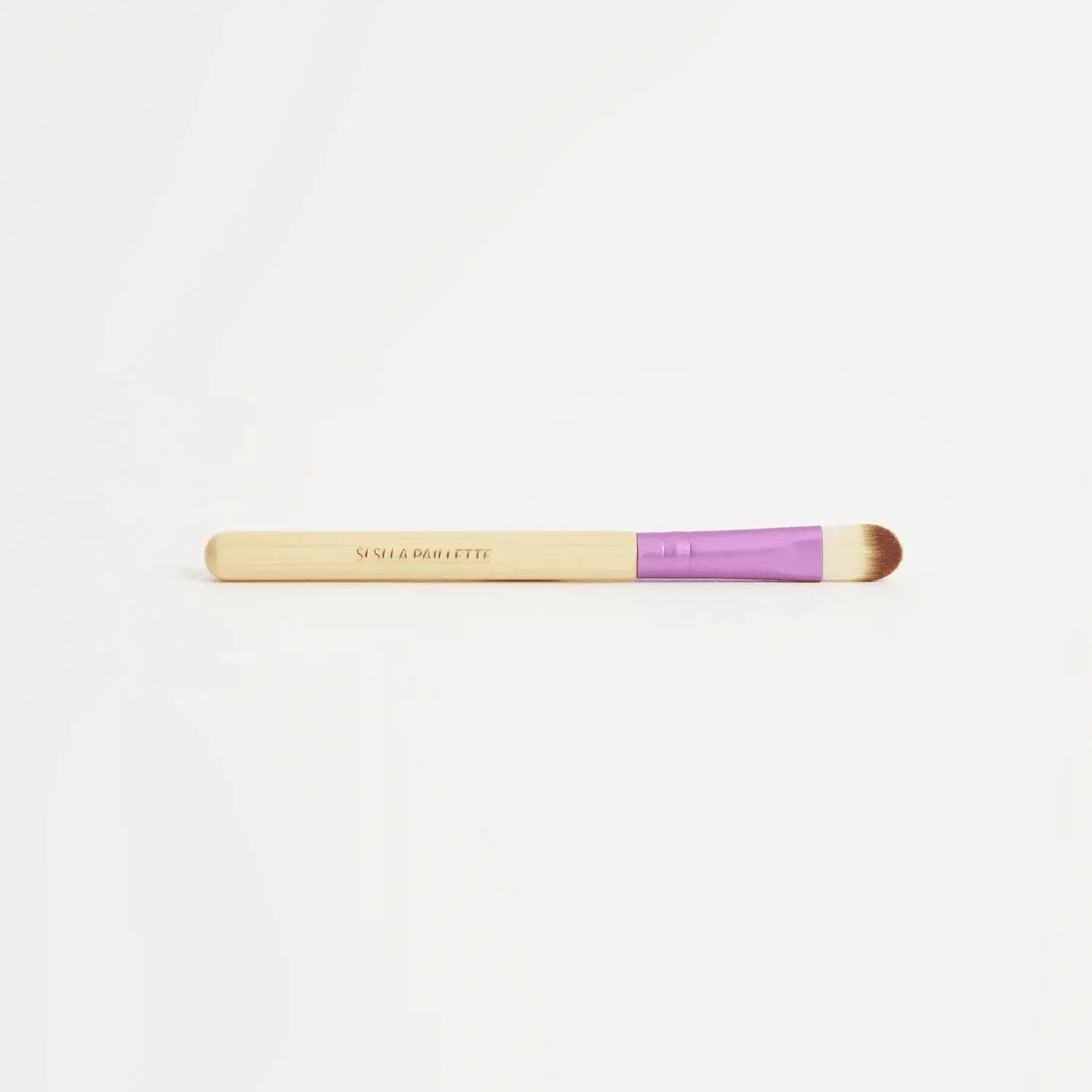 Pinceau en bambou fin aux poils bruns et ferrule violet pour routine maquillage