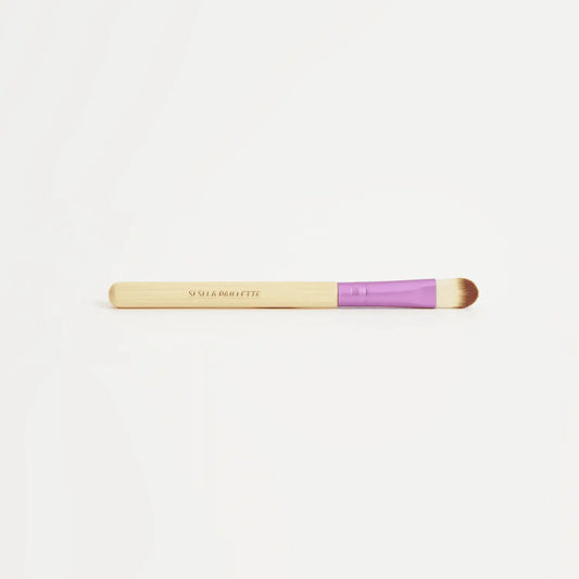 Pinceau en bambou fin aux poils bruns et ferrule violet pour routine maquillage