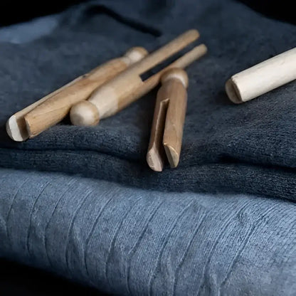 Pinces à linge en bois sur vêtements en coton bio pliés