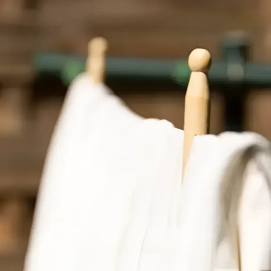 Bâtonnet en bois clair pour pinces à linge en coton bio