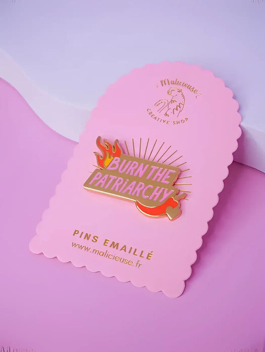 Pin émaillé vibrant Burn the Patriarchy avec flammes orange et cœur doré