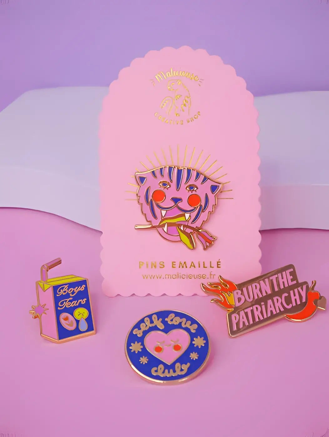 Épingle émaillée rose tigre stylisé, rayures violettes, yeux rouges, rayons dorés, Burn the Patriarchy