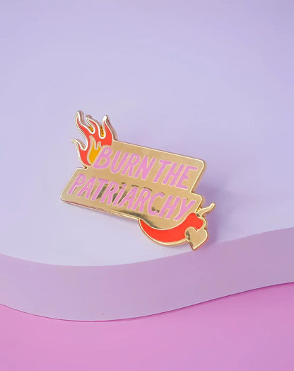 Pin brodé en or avec flammes roses et orange : burn the patriarchy