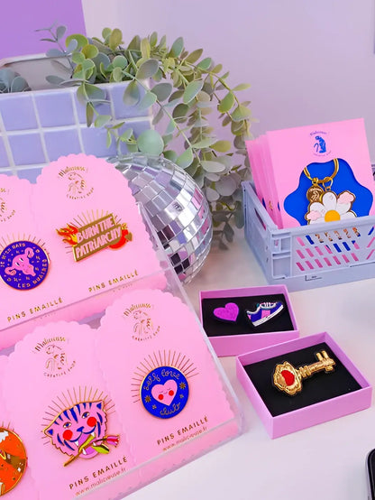 Pins Burn The Patriarchy : épingles émaillées roses à motifs tigre et cœurs dorés
