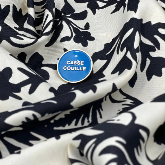 Pin émaillé bleu rond casse couille avec touche d’humour