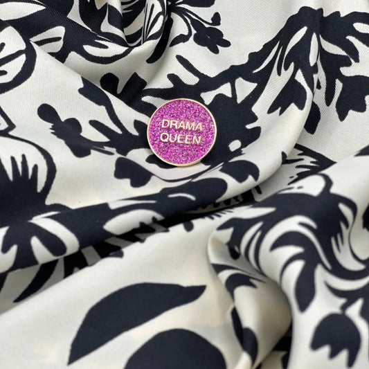 Pin rose pailletée Drama Queen, idée cadeau sur tissu floral noir et blanc