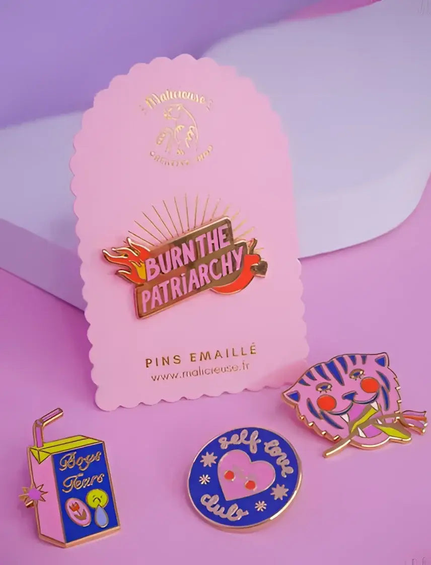 Pin fuck the patriarchy en émail vibrant avec flammes orange et lettres roses or