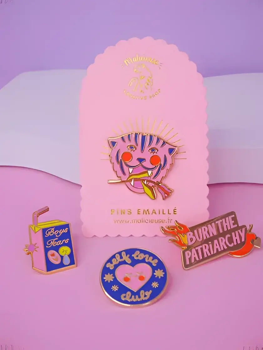 Pin fuck the patriarchy : tigre stylisé rose avec banane