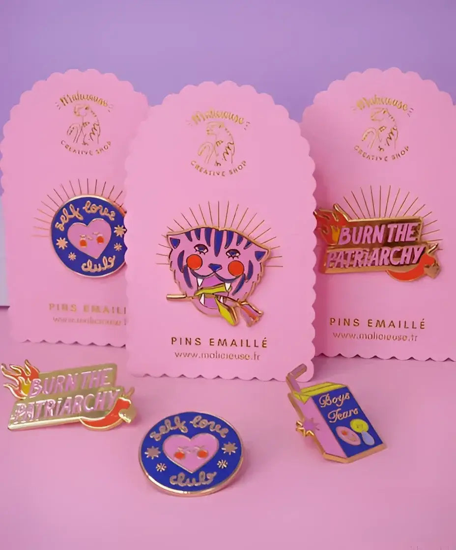 Épingles émaillées vibrantes fuck the patriarchy, tigre violet aux yeux rouges et messages forts