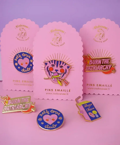 Épingles émaillées vibrantes fuck the patriarchy, tigre violet aux yeux rouges et messages forts