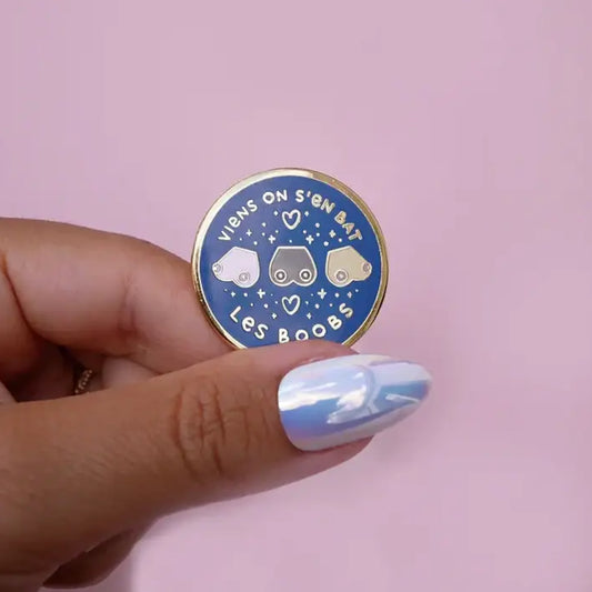 Pin doré à clipser avec illustrations de formes de seins et texte français cool