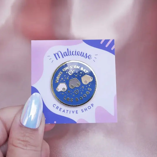 Pin’s je m’en bas les boobs, en enamel avec attache papillon doré à clipser