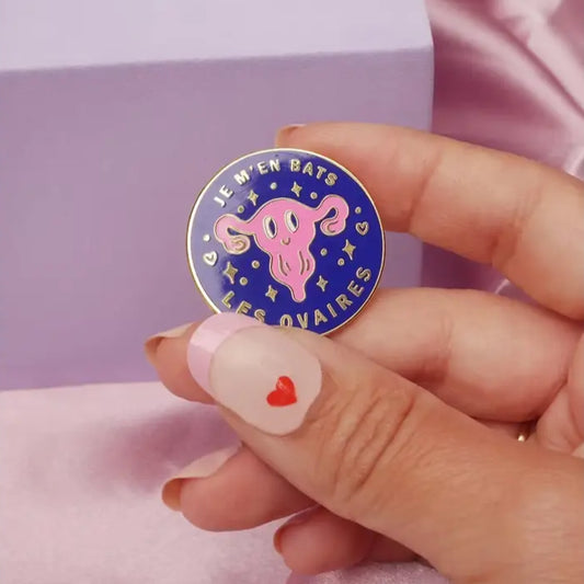 Pin’s à message en émail bleu avec uterus rose, étoiles, cœurs, je m’en bats les ovaires