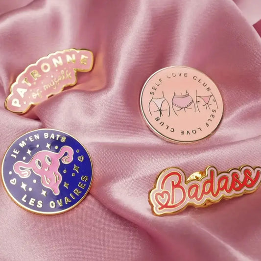 Pin’s à message avec des pins en émail empower et body-positive pour Pin’s je m’en bats les ovaires
