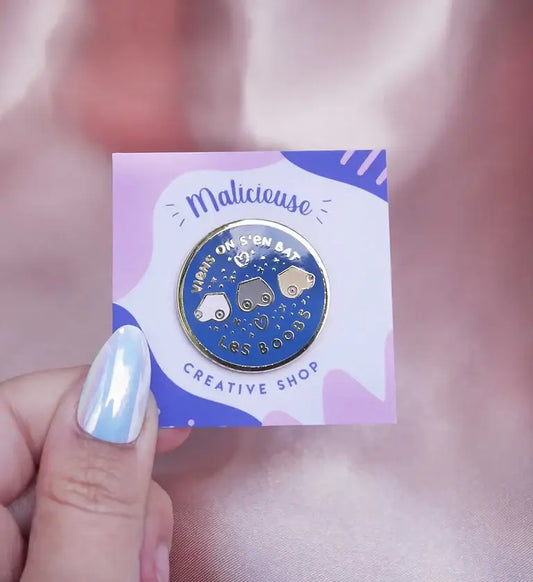 Pin doré des trois seins émaillé sur fond bleu avec attache papillon pratique